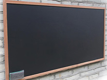 实木红边框挂式磁性黑板